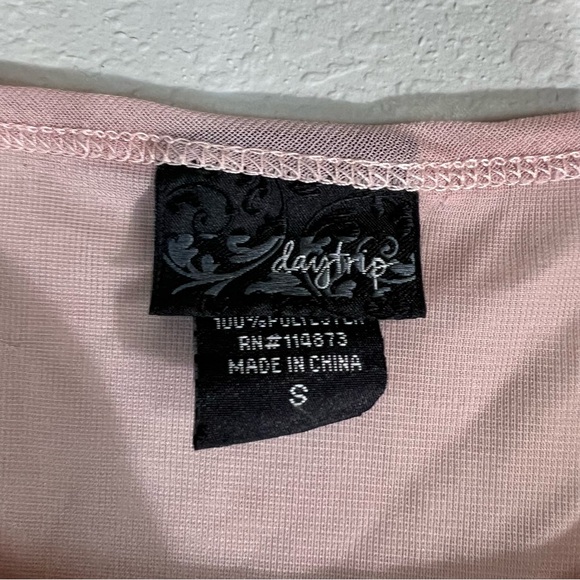 Daytrip Pale Pink Lace Overlay Short Sleeve Top - Picture 2 of 4